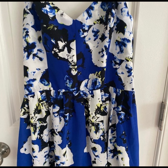 Never worn parker maxi dress with flowers on it. Beautiful dress! - Picture 4 of 4
